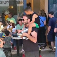 People lining up in Otello in Rehovot on Shabbat in protest of the fine the business received for operating on Shabbat, on May 16, 2026. (Ynet/Screenshot)