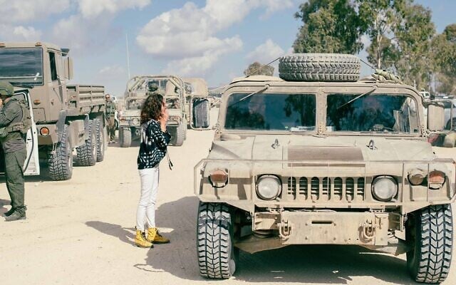 Nova survivor Rita Yedid, thanking soldiers for their service after October 7, 2023 (Courtesy)