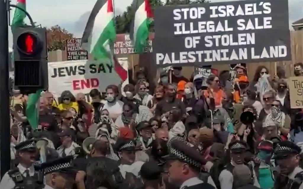 Protesters at an Israeli real estate event at a London synagogue, June 14, 2026. (Used in accordance with Clause 27a of the Copyright Law)