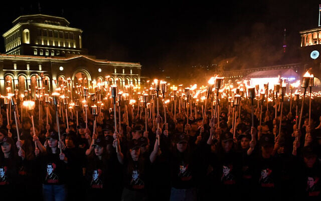 Armenians take part in the annual torch march on the eve of the Genocide Remembrance Day in Yerevan, on April 23, 2025. (KAREN MINASYAN / AFP)