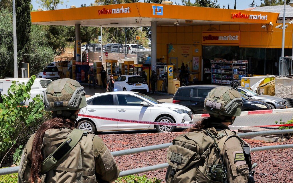 Security forces work the scene of a terrorist shooting attack at a gas station near Kochav Ya'ir, in central Israel, on June 7, 2026 (Jack GUEZ / AFP)