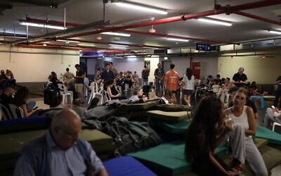 People take cover in a public shelter during a missile attack alert in Tel Aviv on June 8, 2026 (Ilia YEFIMOVICH / AFP)