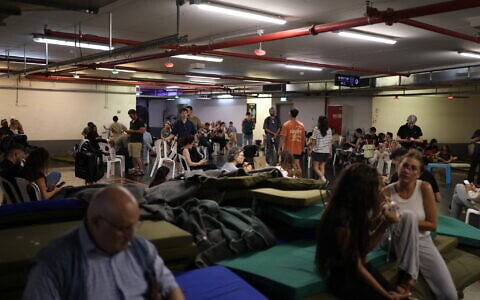 People take cover in a public shelter during a missile attack alert in Tel Aviv on June 8, 2026 (Ilia YEFIMOVICH / AFP)