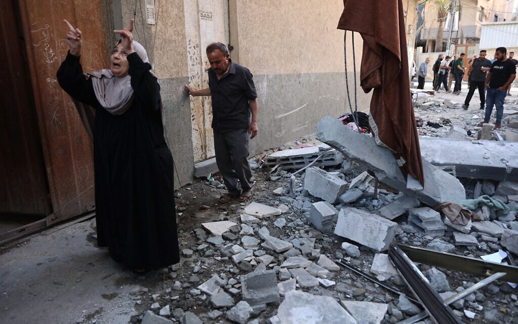 A woman reacts following an Israeli airstrike in the al-Sabra neighborhood of Gaza City on June 20, 2026 (Omar AL-QATTAA / AFP)