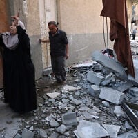 A woman reacts following an Israeli airstrike in the al-Sabra neighborhood of Gaza City on June 20, 2026. (Omar AL-QATTAA / AFP)