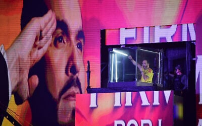 Colombia's president-elect Abelardo de la Espriella speaks to supporters from behind bullet-proof glass following the preliminary results of the presidential runoff election in Barranquilla, Colombia, on June 21, 2026. (Jaime SALDARRIAGA / AFP) Colombia's president-elect Abelardo de la Espriella speaks to supporters from behind bullet-proof glass following the preliminary results of the presidential runoff election in Barranquilla, Colombia, on June 21, 2026. (Jaime SALDARRIAGA / AFP)