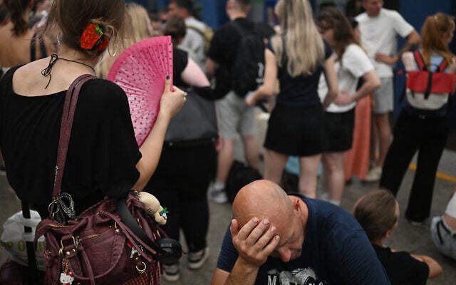 Passengers stand on the platform waiting for trains delayed due to the heatwave at Warsaw Central railway station in Warsaw on June 28, 2026 (Sergei GAPON / AFP) Passengers stand on the platform waiting for trains delayed due to the heatwave at Warsaw Central railway station in Warsaw on June 28, 2026 (Sergei GAPON / AFP)