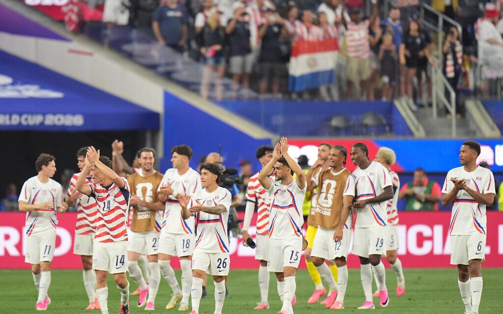 Players of the United States celebrate after the World Cup Group D soccer match against Paraguay in Inglewood, Calif., near Los Angeles, Friday, June 12, 2026. (AP Photo/Jae C. Hong)