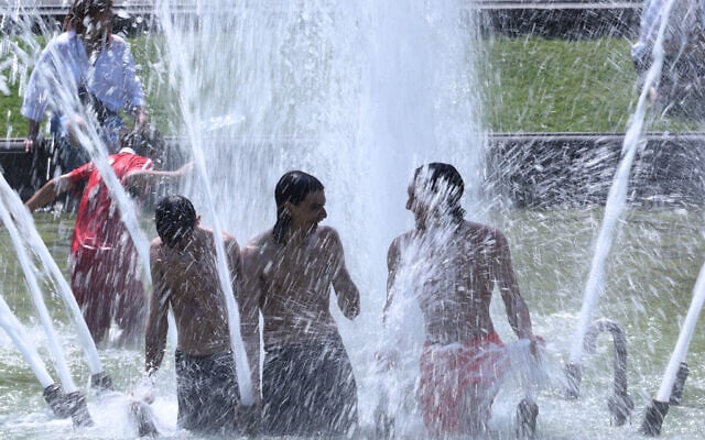 People cool off in a fountain at the Cinquantenaire Park in Brussels, June 25, 2026. (AP/Omar Havana) People cool off in a fountain at the Cinquantenaire Park in Brussels, June 25, 2026. (AP/Omar Havana)