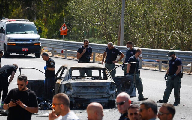 Israeli security forces inspect the scene where a car exploded on the Ayalon Highway in Tel Aviv, June 4, 2026. (Yehoshua Yosef/Flash90)