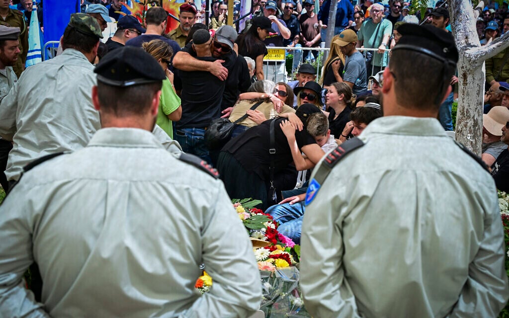 The funeral of Cpt. Eitan Shmuel Lemberg at the Military Cemetery in Rishon Lezion, June 5, 2026 (Avshalom Sassoni/Flash90)