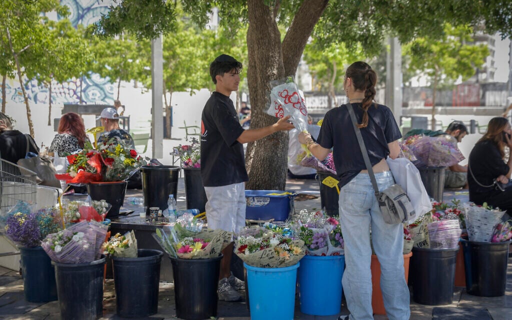 People buy flowers for Shabbat outside the Jerusalem Central Bus Station in Jerusalem, June 5, 2026 (Rachel Alroey/Flash90(