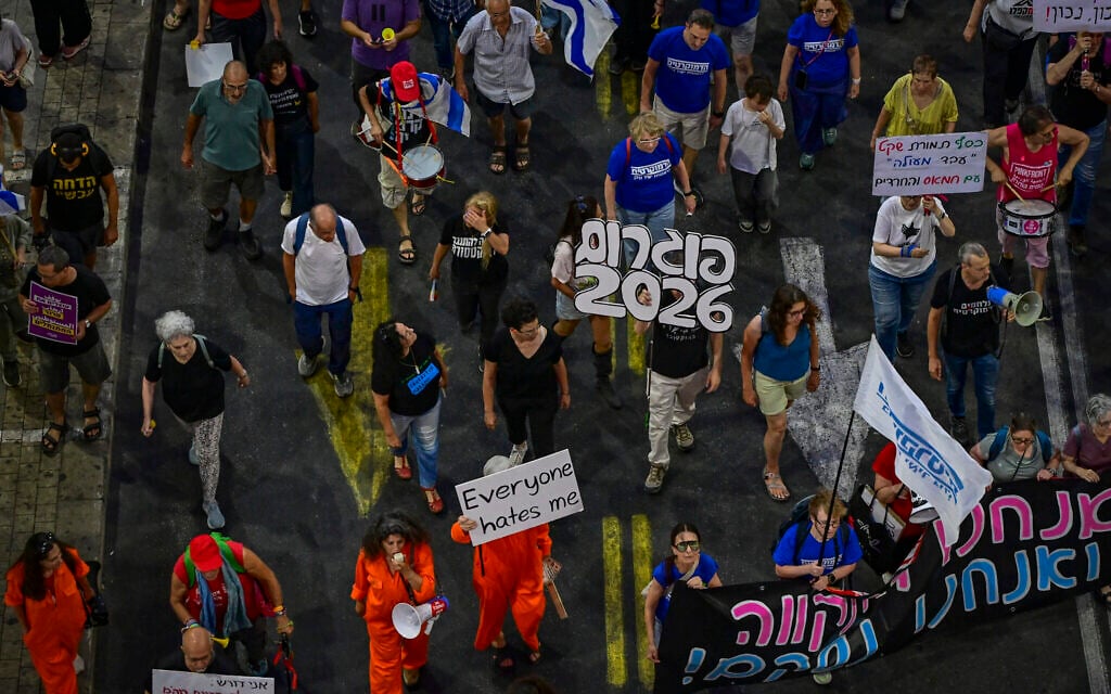 Anti-government protesters march in Tel Aviv, June 6, 2026. (Avshalom Sassoni/Flash90)