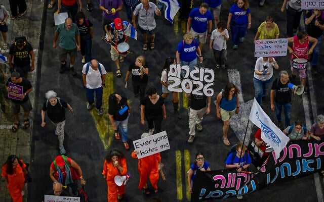 Anti-government protesters march in Tel Aviv, June 6, 2026. (Avshalom Sassoni/Flash90)