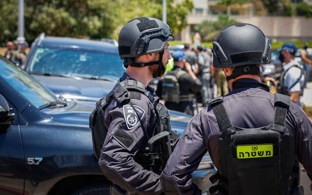 Terrorist kills one, wounds five in central Israel shooting spree
