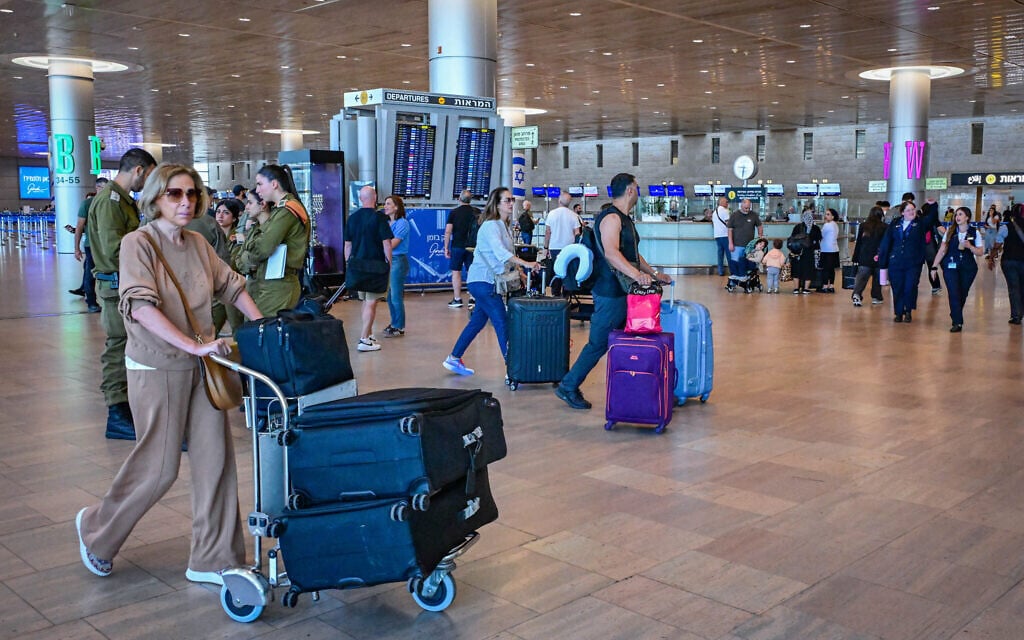 Passengers at Ben Gurion Airport near Tel Aviv on June 8, 2026. (Avshalom Sassoni/Flash90)