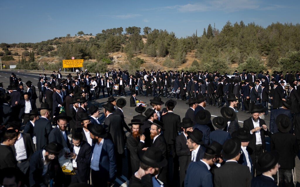 Ultra orthoodx men block a highway between Jerusalem and Tel Aviv, on June 11, 2026. (Yonatan Sindel/Flash90)