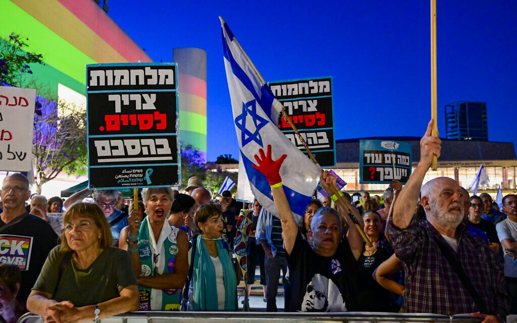 Demonstrators protest against the government at Habima Square in Tel Aviv, June 13, 2026. (Avshalom Sassoni/Flash90)
