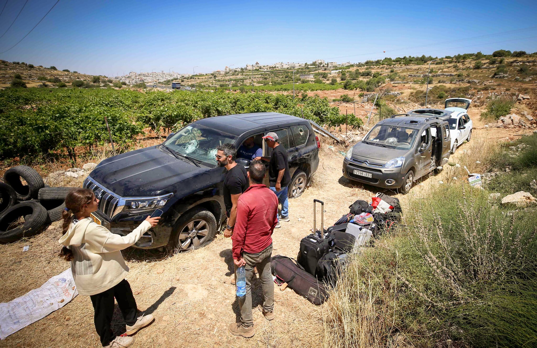 Settlers attack Palestinians and activists near Hebron, vandalize vehicles