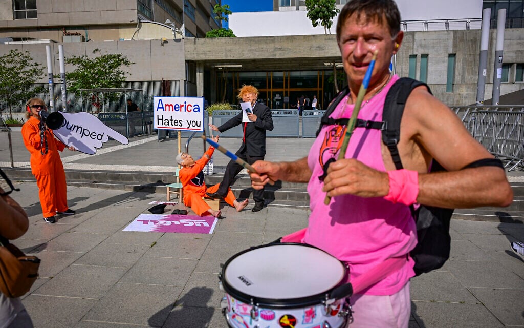 Activists protest against Prime Minister Benjamin Netanyahu outside the Tel Aviv District Court, where Netanyahu is testifying in his corruption trial, on June 16, 2026. (Avshalom Sassoni/Flash90)