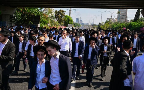 Haredi men block Route 4 during a protest against the jailing of draft dodgers, near Bnei Brak, June 17, 2026 (Avshalom Sassoni/Flash90)