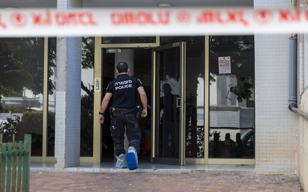 Police at the scene of where a 65-year old woman was found dead in her home, in a suspected murder attack, in Ashdod. June 21, 2026. Her husband has been arrested (Liron Moldovan/FLASH90)