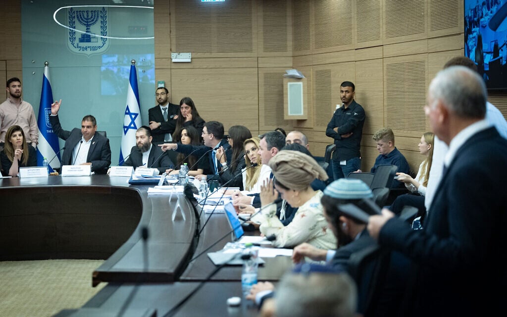 Lawmakers vote during the Special Committee for the Communications Law at the Knesset, in Jerusalem, June 22, 2026. (Yonatan Sindel/Flash90)