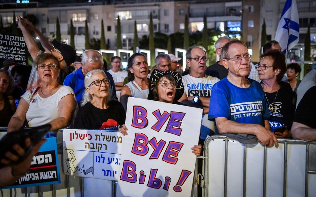 Demonstrators protest against Prime Minister Benjamin Netanyahu and his government at HaBima Square in Tel Aviv, June 27, 2026 (Avshalom Sassoni/Flash90)