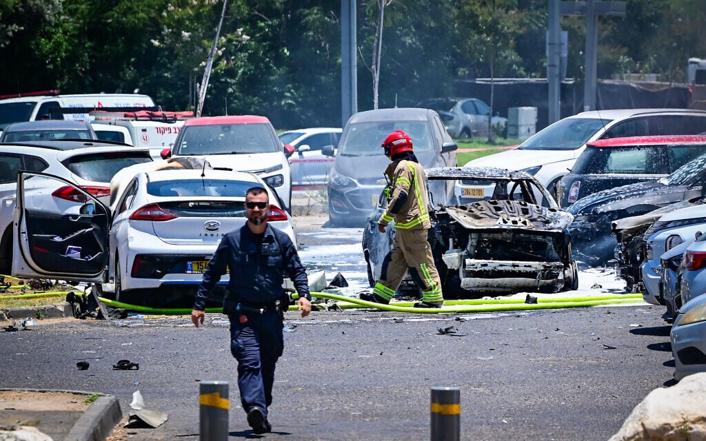 Police and rescue forces at the scene where a car exploded in a suspected assassination attempt, in Holon, June 28, 2026 (Avshalom Sassoni/Flash90)