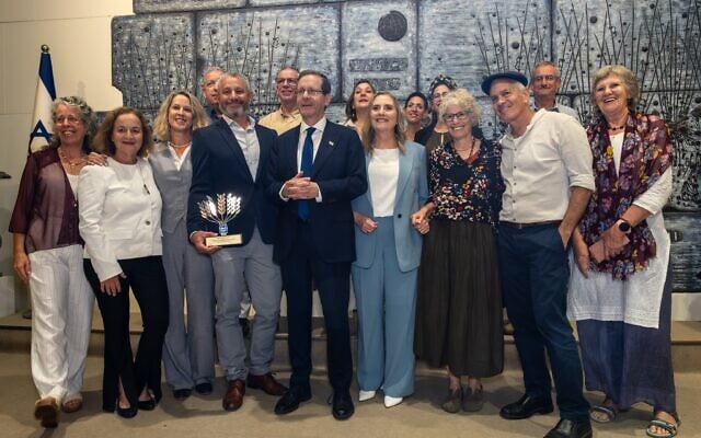President Isaac Herzog and First Lady Michal Herzog award the President's Award for Volunteerism to Service Year 50 Plus in a ceremony at the President's Residence in Jerusalem in June 2026 (Osnat Yarden Kelner/Shnat Sherut 50 Plus)
