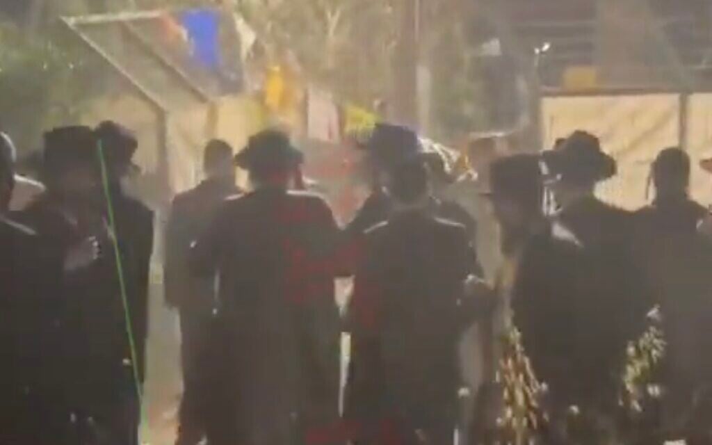 Ultra-Orthodox protesters force their way into an Israel Police compound in Beit Shemesh, on June 1, 2026. (Screenshot: X, used in accordance with Clause 27a of the Copyright Law)