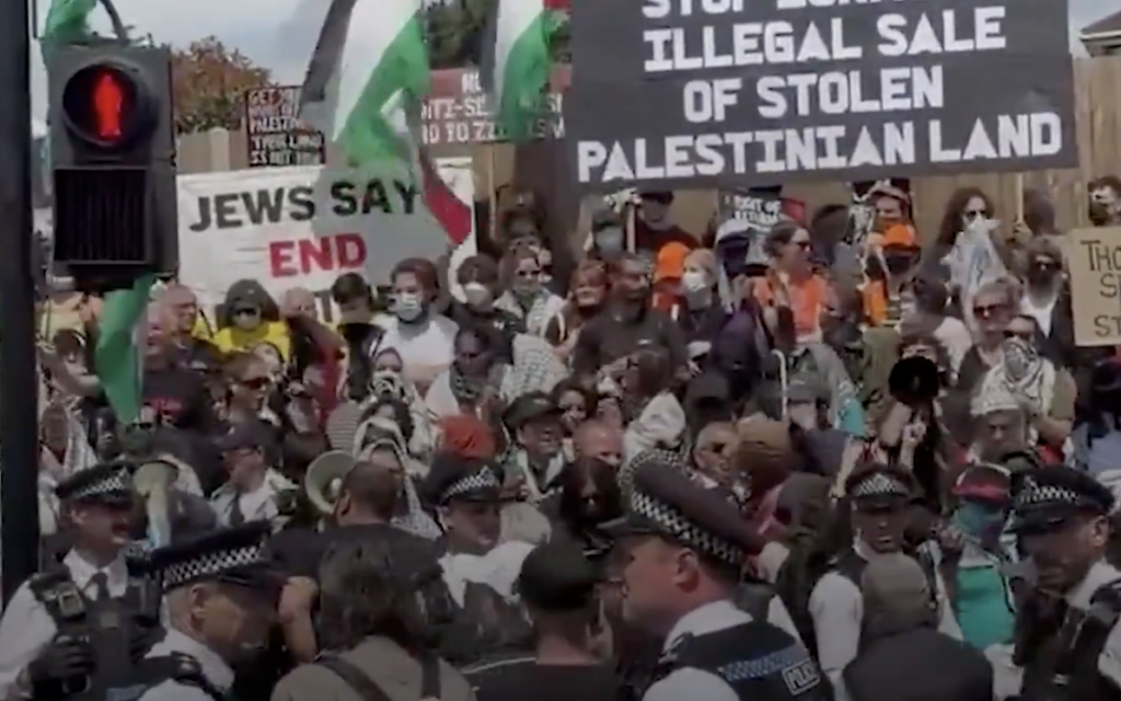 Protesters at an Israeli real estate event at a London synagogue, June 14, 2026. (Used in accordance with Clause 27a of the Copyright Law)