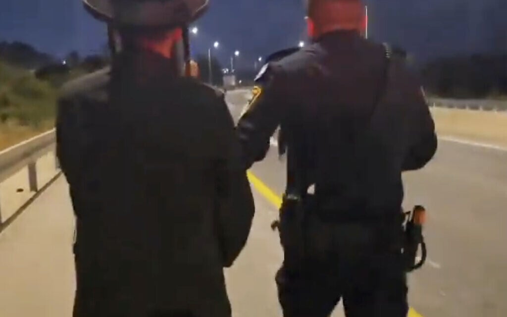 Dozens break into Beit Shemesh police station after arrest of Haredi draft dodger