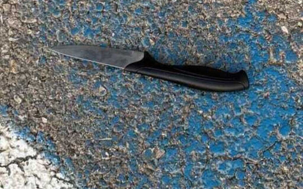 Knife seized from alleged assailant after apparent stabbing attempt outside Western Galilee police station, June 5, 2026. (Israel Police)