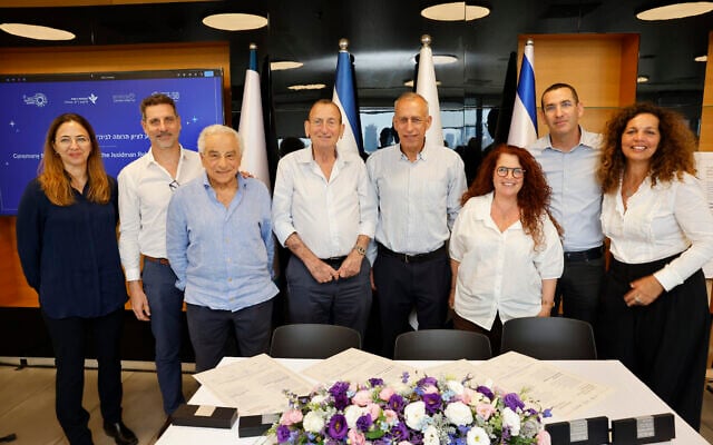The signing ceremony for the Jusidman Rehabilitation Hospital in Tel Aviv, from right to left: Dr. Hila Oren, CEO of the Tel Aviv Foundation, Ido Sharir, CEO of the Reuth Association, Dr. Orit Stein Reisner, Director of the Reuth TLV Rehabilitation Hospital, Prof. Nachman Ash, Chairman of the Reuth Association, Ron Huldai, Mayor of Tel Aviv-Yafo and Chairman of the Tel Aviv Foundation, Daniel Jusidman, Founder of the Jusidman Foundation, Igal Jusidman, CEO of the Jusidman Foundation and Dr. Einat Ronen, Vice CEO of the Jusidman Foundation (Courtesy)