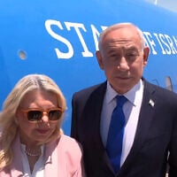 Prime Minister Benjamin Netanyahu and his wife Sara board the Wing of Zion plane on their way to Washington, July 27, 2026 (Screenshot/GPO)