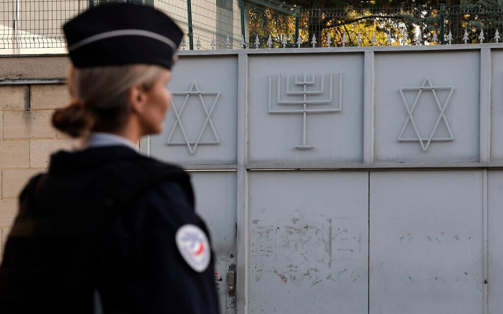Weapons found in car parked near synagogue in Paris Jewish suburb; terror probe launched