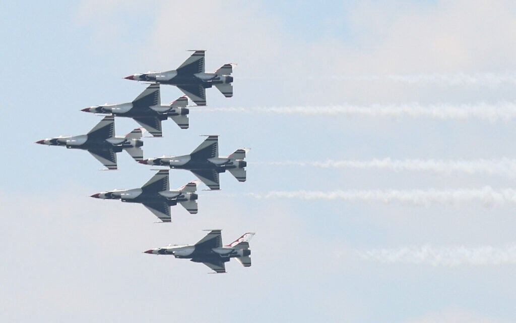 A US Air Force Thunderbirds demonstration squadron fly over Washington, DC, on July 3, 2026, ahead of the country's 250th Independence Day. (Jemal COUNTESS / AFP)
