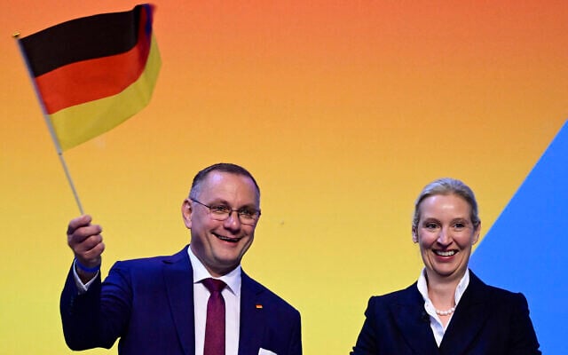 Deutsche Polizei stößt mit Demonstranten zusammen, die versuchen, den Parteitag der rechtsextremen AfD zu stören