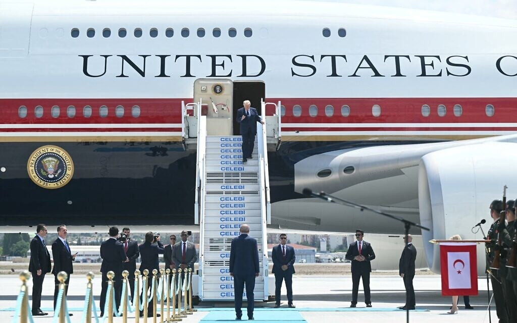 Turkish President Recep Tayyip Erdogan (C, bottom) welcomes US President Donald Trump (up) upon his arrival on Air Force One at Etimesgut Air Base near Ankara, on July 7, 2026 (SAUL LOEB / AFP) Turkish President Recep Tayyip Erdogan (C, bottom) welcomes US President Donald Trump (up) upon his arrival on Air Force One at Etimesgut Air Base near Ankara, on July 7, 2026 (SAUL LOEB / AFP)