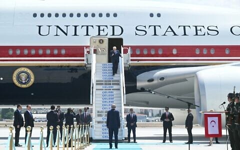 Turkish President Recep Tayyip Erdogan (C, bottom) welcomes US President Donald Trump (up) upon his arrival on Air Force One at Etimesgut Air Base near Ankara, on July 7, 2026 (SAUL LOEB / AFP)