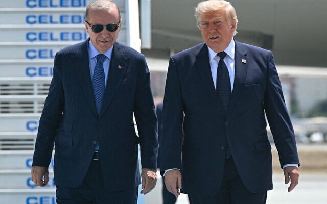 Turkish President Recep Tayyip Erdogan (L) welcomes US President Donald Trump (C) upon his arrival on Air Force One at Etimesgut Air Base near Ankara, on July 7, 2026, before attending the 36th NATO Heads of State and Government Summit. (SAUL LOEB / AFP) Turkish President Recep Tayyip Erdogan (L) welcomes US President Donald Trump (C) upon his arrival on Air Force One at Etimesgut Air Base near Ankara, on July 7, 2026, before attending the 36th NATO Heads of State and Government Summit. (SAUL LOEB / AFP)