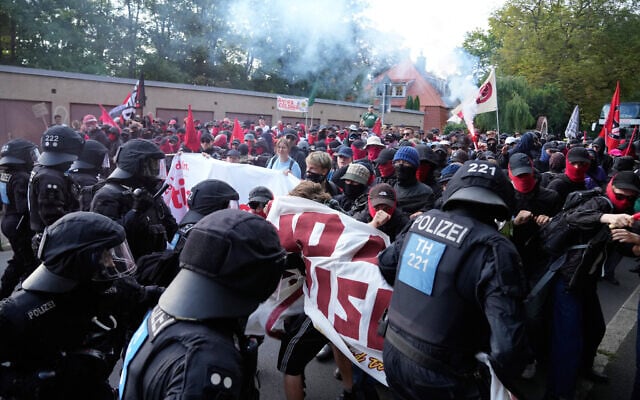 Protesters scuffle with police officers before a party convention of Alternative for Germany, or AfD in Erfurt, Germany, July 4, 2026. (AP Photo/Ebrahim Noroozi) Protesters scuffle with police officers before a party convention of Alternative for Germany, or AfD in Erfurt, Germany, July 4, 2026. (AP Photo/Ebrahim Noroozi)