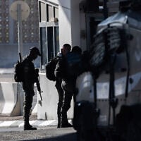 Illustrative: Israeli security forces patrol the Shuafat checkpoint in East Jerusalem, October 9, 2022. (Yonatan Sindel/Flash90)
