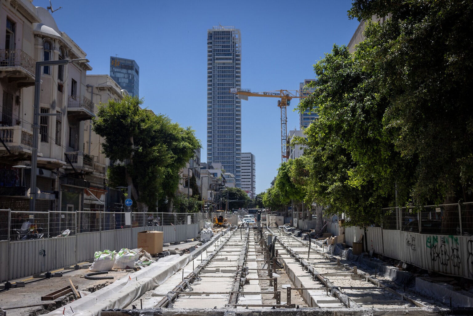 Construction of train tracks for the Tel Aviv Light Rail, on Allenby street in Tel Aviv. June 14, 2026 (Miriam Alster/Flash90)