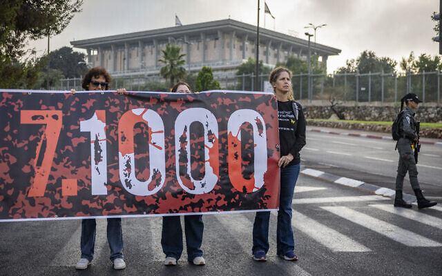 Protesters demonstrate outside the Knesset in Jerusalem, during events marking the 1,000th day since the October 7 massacre, July 2, 2026 (Chaim Goldberg/Flash90)