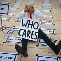 A display portraying Prime Minister Benjamin Netanyahu as a leader who doesn't care about his people dying in war, at Habima Square in Tel Aviv, July 4, 2026. (Avshalom Sassoni/Flash90)