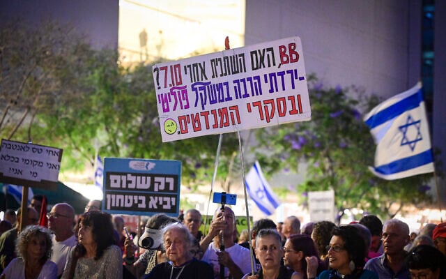 Demonstrators protest against Prime Minister Benjamin Netanyahu and his government at Habima Square in Tel Aviv, July 4, 2026. (Avshalom Sassoni/Flash90)