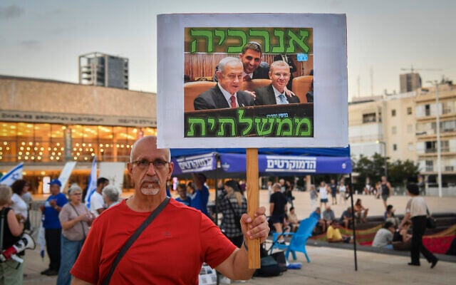 Demonstrators protest against Prime Minister Benjamin Netanyahu and his government at Habima Square in Tel Aviv, July 11, 2026. (Avshalom Sassoni/Flash90)