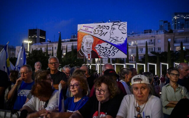 Anti-government demonstrators protest Habima Square in Tel Aviv, July 11, 2026. (Avshalom Sassoni/Flash90)